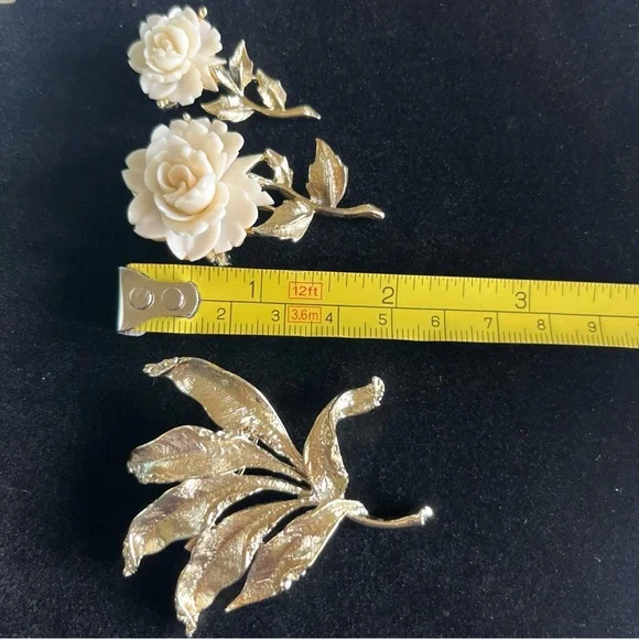 Vintage Carved White Roses And Leaves Brooch Set of 3 ~Gold Tone Metal - Picture 6 of 10
